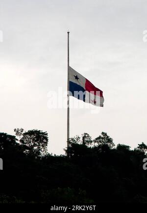 Bildnummer : 53265969 Datum : 15.08.2009 Copyright : imago/Xinhua (090816) -- PANAMA CITY, 16 août 2009 (Xinhua) -- le drapeau national du Panama est vu voler en Berne sur le mont Ancon à Panama City, Panama, le 15 août 2009. Le président du Panama, Ricardo Martinelli, a déclaré vendredi le deuil national de trois jours aux victimes d'un accident de la circulation qui a tué au moins 25 personnes jeudi soir dans l'est du Panama. Les drapeaux nationaux de toutes les institutions du pays flottent en Berne pendant les trois jours de deuil national, de samedi à lundi prochain, pour montrer leur respect à tous ceux qui tuent Banque D'Images