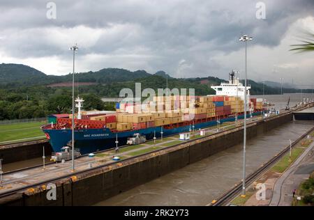 Bildnummer : 53265982 Datum : 15.08.2009 Copyright : imago/Xinhua (090816) -- PANAMA CITY, 16 août 2009 (Xinhua) -- Un porte-conteneurs passe l'entrée des écluses de Miraflores dans le canal de Panama, Panama, le 15 août 2009. Samedi marque le 95e anniversaire de l’exploitation du canal de Panama. (Xinhua/Wang Pei) (zx) (4)PANAMA-PANAMA CANAL-95E ANNIVERSAIRE PUBLICATIONxNOTxINxCHN Verkehr Schifffahrt Panamakanal Kanal premiumd kbdig xng 2009 quer o0 Schiff, Schleuse Bildnummer 53265982 Date 15 08 2009 Copyright Imago XINHUA Panama City Pass 16 2009 XINHUA un porte-conteneurs le mi Banque D'Images