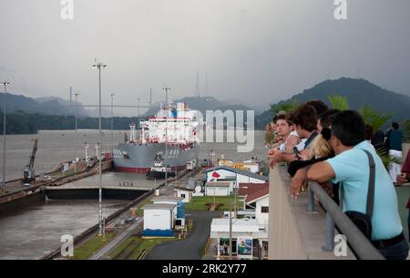 Bildnummer : 53265981 Datum : 15.08.2009 Copyright : imago/Xinhua (090816) -- PANAMA CITY, 16 août 2009 (Xinhua) -- les touristes regardent les navires passer l'entrée des écluses de Miraflores dans le canal de Panama, Panama, le 15 août 2009. Samedi marque le 95e anniversaire de l’exploitation du canal de Panama. (Xinhua/Wang Pei)(zx) (3)PANAMA-PANAMA CANAL-95E ANNIVERSAIRE PUBLICATIONxNOTxINxCHN Verkehr Schifffahrt Panamakanal Kanal premiumd kbdig xng 2009 quer o0 Schiff, Schleuse Bildnummer 53265981 Date 15 08 2009 Copyright Imago XINHUA Panama City août 16 2009 XINHUA touristes Watts à P Banque D'Images