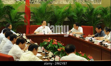 Bildnummer : 53268122 Datum : 17.08.2009 Copyright : imago/Xinhua (090817) -- PÉKIN, 17 août 2009 (Xinhua) -- le Premier ministre chinois Wen Jiabao (L Back) préside une réunion du groupe directeur du Conseil d’État (Cabinet) pour revitaliser les anciennes bases industrielles dans le nord-est de la Chine et dans d’autres régions, à Beijing, capitale de la Chine, le 17 août 2009. Lundi, la Chine a appelé à davantage d’efforts pour faire avancer le rajeunissement du nord-est et d’autres bases industrielles traditionnelles. (Xinhua/Li Xueren) (gj) CHINE-BEIJING-WEN JIABAO-NORD-EST DES BASES INDUSTRIELLES-RAJEUNISSEMENT-RÉUNION (CN) PUBLICATIONxNOTxIN Banque D'Images