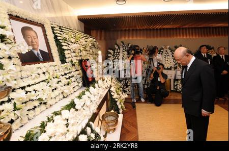 Bildnummer: 53270663  Datum: 19.08.2009  Copyright: imago/Xinhua (090819) -- SEOUL, Aug. 19, 2009 (Xinhua) -- Former South Korean President Chun Doo-hwan bows at the mourning hall of late former President Kim Dae-jung, in Seoul s Severance Hospital, South Korea, on Aug. 19, 2009. Kim Dae-jung, who has been hospitalized for pneumonia for more than a month, died at the age of 85 on Tuesday. (Xinhua/Newsis) (lr) (1)SOUTH KOREA-SEOUL-KIM DAE-JUNG-MOURN  PUBLICATIONxNOTxINxCHN  Südkorea Seoul Trauer Tod People Politik Premiumd kbdig xub  2009 quer     Bildnummer 53270663 Date 19 08 2009 Copyright I Stock Photo