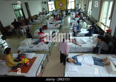 Bildnummer : 53282146 Datum : 22.08.2009 Copyright : imago/Xinhua (090823) -- FENGXIANG, 23 août 2009 (Xinhua) -- les enfants intoxiqués par le plomb reçoivent un traitement dans un hôpital du comté de Fengxiang, dans la province du Shaanxi du nord-ouest de la Chine, 22 août 2009. Il y avait encore 160 enfants intoxiqués par le plomb hospitalisés en août 22. après le scandale de 851 enfants empoisonnés par les rejets de métaux lourds d'une fonderie. (Xinhua/Ding Haitao) (zcc) (1)CHINA-SHAANXI-FENGXIANG-PLOMB EMPOISONNEMENT(CN) PUBLICATIONxNOTxINxCHN Bleivergiftung Kinder vergiftet vergiftete Blei Vergiftung medizinische Versorgung premiumd kb Banque D'Images