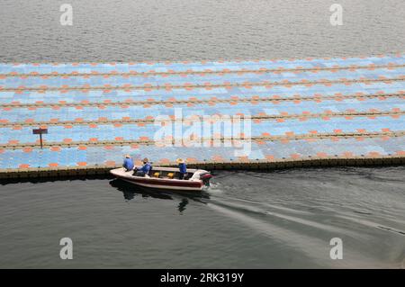 Bildnummer : 53283320 Datum : 24.08.2009 Copyright : imago/Xinhua (090824) -- LIUZHOU, 24 août 2009 (Xinhua) -- les ouvriers assemblent le pont flottant artificiel sur le côté de la rivière Liujiang, dans la ville de Liuzhou, dans le sud-ouest de la Chine Guangxi Zhuang région autonome, 24 août 2009. Le service local anti-inondation renouvelle l'installation d'un pont flottant touristique piétonnier le long de la rivière Liujiang, qui a été rasé temporairement pendant la saison des inondations à la fin du mois de mai. (Xinhua) (px) (1)CHINA-LIUZHOU-FLOAT BRIDGE-FLOAT SEASON-RECONSTRUITE(CN) PUBLICATIONxNOTxINxCHN China flut Hochwasser Schutz Katastrophe Banque D'Images