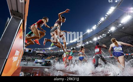 Budapest, Hongrie. 23 août 2023. Athlète en compétition lors du 3000m Steeplechase Heat féminin des Championnats du monde d'athlétisme Budapest 2023 à Budapest, Hongrie, le 23 août 2023. Crédit : Li Ming/Xinhua/Alamy Live News Banque D'Images