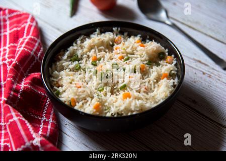 Légumes pulav ou biryani de style indien préparés avec du riz basmati et servis dans un bol. Banque D'Images