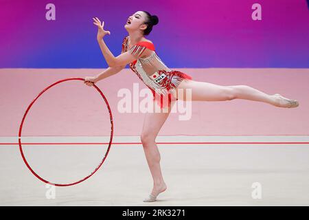 Valencia, Espagne. 23 août 2023. Yamada Aino, du Japon, participe à la qualification individuelle Hoop aux 40e Championnats du monde de gymnastique rythmique FIG à Valence, Espagne, le 23 août 2023. Crédit : Pablo Morano/Xinhua/Alamy Live News Banque D'Images