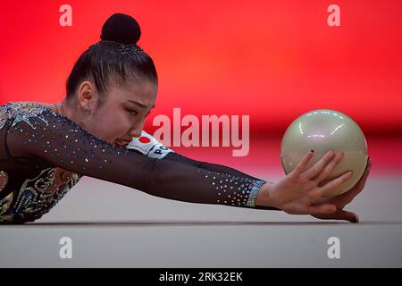 Valencia, Espagne. 23 août 2023. Yamada Aino, du Japon, participe à la qualification de ballon individuel aux 40e Championnats du monde de gymnastique rythmique FIG à Valence, Espagne, le 23 août 2023. Crédit : Pablo Morano/Xinhua/Alamy Live News Banque D'Images