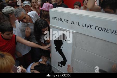 Bildnummer : 53304791 Datum : 29.08.2009 Copyright : imago/Xinhua (090830) -- BUCAREST, 30 août 2009 (Xinhua) -- les fans de Michael Jackson organisent une cérémonie commémorative pour le défunt roi de Pop Michael Jackson, au parc Herastrau à Bucarest, Roumanie, le 29 août 2009. Une avenue à l'entrée du parc Herastrau a été nommée Michael Jackson Avenue samedi, le 51e anniversaire de son anniversaire. (Xinhua/Agerpres)(axy) (1)ROUMANIE-BUCAREST-MICHAEL JACKSON-ANNIVERSAIRE-CÉLÉBRATION PUBLICATIONxNOTxINxCHN personnes Musik Geburtstag Bukarest Rumänien fans Gedenken Feier Premiumd kbdig xub 2009 quer o00 Denkmal Bi Banque D'Images