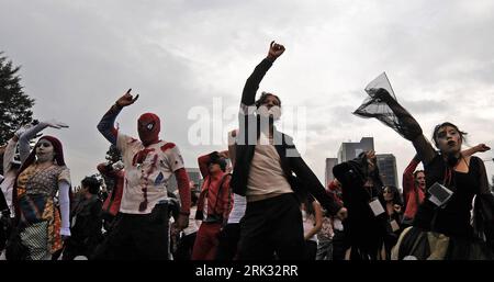 Bildnummer: 53304969  Datum: 29.08.2009  Copyright: imago/Xinhua (090830) -- MEXICO CITY, Aug. 30, 2009 (Xinhua) -- Michael Jackson s fans dance Thriller in celebration of the late singer s 51st birthday in Mexico City, Mexico, on Aug. 29, 2009. According to the organizers, 12,937 Mexicans set the new Guinness World Record on a mass performance of Michael Jackson s famed Thriller dance on Sunday. (Xinhua/Bao Feifei)(axy) (3)MEXICO-MEXICO CITY-MICHAEL JACKSON-THRILLER-RECORD PUBLICATIONxNOTxINxCHN Flashmob Tribute Michael Jackson kbdig xdp 2009 quer premiumd    Bildnummer 53304969 Date 29 08 20 Stock Photo