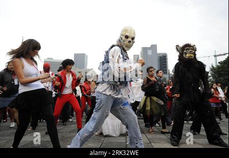 Bildnummer : 53304967 Datum : 29.08.2009 Copyright : imago/Xinhua (090830) -- MEXICO, 30 août 2009 (Xinhua) -- les fans de Michael Jackson dansent Thriller pour célébrer le 51e anniversaire du chanteur à Mexico, Mexique, le 29 août 2009. Selon les organisateurs, 12 937 Mexicains ont établi le nouveau record du monde Guinness sur une représentation de masse de la célèbre danse Thriller de Michael Jackson dimanche. (Xinhua/Bao Feifei)(axy) (6)MEXICO-MEXICO CITY-MICHAEL JACKSON-THRILLER-RECORD PUBLICATIONxNOTxINxCHN Flashmob Tribute Michael Jackson kbdig xdp 2009 quer Bildnummer 53304967 Date 29 08 2009 Copyr Banque D'Images