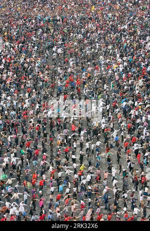 Bildnummer: 53304971  Datum: 29.08.2009  Copyright: imago/Xinhua (090830) -- MEXICO CITY, Aug. 30, 2009 (Xinhua) -- Michael Jackson s fans dance Thriller in celebration of the late singer s 51st birthday in Mexico City, Mexico, on Aug. 29, 2009. According to the organizers, 12,937 Mexicans set the new Guinness World Record on a mass performance of Michael Jackson s famed Thriller dance on Sunday. (Xinhua/David)(axy) (2)MEXICO-MEXICO CITY-MICHAEL JACKSON-THRILLER-RECORD PUBLICATIONxNOTxINxCHN Flashmob Tribute Michael Jackson kbdig xdp 2009 hoch premiumd o0 Menschenmassen o00 Massen    Bildnumme Stock Photo