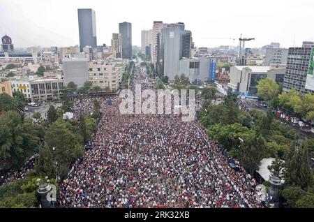 Bildnummer : 53304970 Datum : 29.08.2009 Copyright : imago/Xinhua (090830) -- MEXICO, 30 août 2009 (Xinhua) -- les fans de Michael Jackson dansent Thriller pour célébrer le 51e anniversaire du chanteur à Mexico, Mexique, le 29 août 2009. Selon les organisateurs, 12 937 Mexicains ont établi le nouveau record du monde Guinness sur une représentation de masse de la célèbre danse Thriller de Michael Jackson dimanche. (Xinhua/David)(axy) (1)MEXICO-MEXICO CITY-MICHAEL JACKSON-THRILLER-RECORD PUBLICATIONxNOTxINxCHN Flashmob Tribute Michael Jackson kbdig xdp 2009 quer premiumd o0 Menschenmassen, o00 Massen Bildnumm Banque D'Images