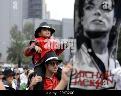 Bildnummer : 53304972 Datum : 29.08.2009 Copyright : imago/Xinhua (090830) -- MEXICO, 30 août 2009 (Xinhua) -- les fans de Michael Jackson dansent Thriller pour célébrer le 51e anniversaire du chanteur à Mexico, Mexique, le 29 août 2009. Selon les organisateurs, 12 937 Mexicains ont établi le nouveau record du monde Guinness sur une représentation de masse de la célèbre danse Thriller de Michael Jackson dimanche. (Xinhua/Bao Feifei)(axy) (7)MEXICO-MEXICO CITY-MICHAEL JACKSON-THRILLER-RECORD PUBLICATIONxNOTxINxCHN Flashmob Tribute Michael Jackson kbdig xdp 2009 quer premiumd Bildnummer 53304972 Date 29 08 20 Banque D'Images