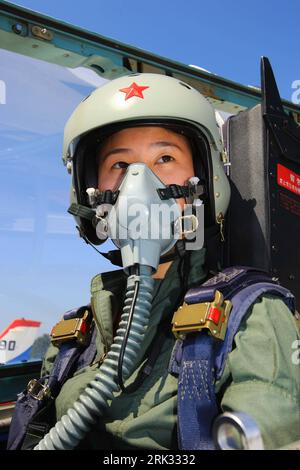 Bildnummer : 53305087 Datum : 30.08.2009 Copyright : imago/Xinhua (090830) -- TANGSHAN, 30 août 2009 (Xinhua) -- Une femme pilote de chasse à réaction porte la nouvelle combinaison de vol alors qu'elle est assise dans l'avion dans un aéroport du nord de la Chine, 30 août 2009. L'armée de l'air chinoise a organisé dimanche une cérémonie ici pour le premier lot de femmes pilotes de chasse à réaction à être équipés de nouvelles combinaisons de vol spécialement conçues pour la femme. (Xinhua/Zha Chunming) (hdt) (1)CHINE-FEMMES PILOTES DE CHASSEURS À RÉACTION-NOUVELLE COMBINAISON DE VOL (CN) PUBLICATIONxNOTxINxCHN Staat Militär Fotostory Arbeitswelten Gesellschaft Pilotin Pilotenausbildung Kampff Banque D'Images