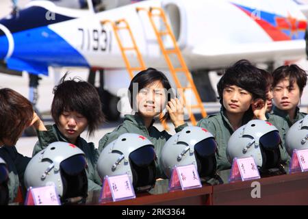 Bildnummer: 53305092  Datum: 30.08.2009  Copyright: imago/Xinhua (090830) -- TANGSHAN, Aug. 30, 2009 (Xinhua) -- Photo taken on Aug. 30, 2009 shows female jet fighter pilots dressed in new flight suits during a ceremony at an airport in north China, Aug. 30, 2009. The Chinese air force held Sunday a ceremony here for the first batch of female jet fighter pilots to be equipped with new flight suits especially designed for the female. (Xinhua/Zha Chunming) (hdt) (10)CHINA-FEMALE JET FIGHTER PILOTS-NEW FLIGHT SUIT (CN) PUBLICATIONxNOTxINxCHN Staat Militär Fotostory Arbeitswelten Gesellschaft Pilo Banque D'Images