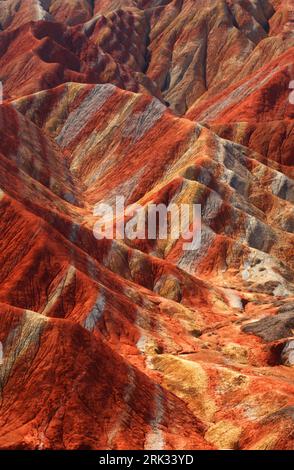 Bildnummer: 53314533  Datum: 26.07.2009  Copyright: imago/Xinhua (090902) -- ZHANGYE (GANSU), Sept. 2, 2009 (Xinhua) -- The file picture taken on July 26, 2009 shows the unique hilly terrain with red rocks and cliffs of the Danxia Landform in the mountainous areas of the Zhangye Geology Park near the city of Zhangye in northwest China s Gansu Province. Danxia Landform belongs to red terrestrial clastic rock landform, which is characterized by its red cliffed scarp. (Xinhua/Fu Chunrong) (xxh) (5)CHINA-GANSU-GEOLOGICAL LANDSCAPE-DANXIA LANDFORM (CN) PUBLICATIONxNOTxINxCHN China Asien Reisen Land Banque D'Images