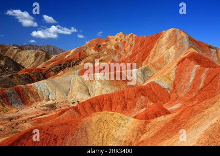 (090902) -- ZHANGYE (GANSU), Sept. 2, 2009 (Xinhua) -- The file picture taken on July 26, 2009 shows the unique hilly terrain with red rocks and cliffs of the Danxia Landform in the mountainous areas of the Zhangye Geology Park near the city of Zhangye in northwest China s Gansu Province. Danxia Landform belongs to red terrestrial clastic rock landform, which is characterized by its red cliffed scarp. (Xinhua/Fu Chunrong) (xxh) (3)CHINA-GANSU-GEOLOGICAL LANDSCAPE-DANXIA LANDFORM (CN) PUBLICATIONxNOTxINxCHN   090902 Zhangye Gansu Sept 2 2009 XINHUA The File Picture Taken ON July 26 2009 Shows T Stock Photo