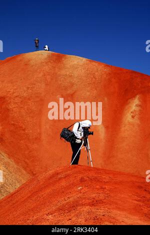 Bildnummer: 53314536  Datum: 26.07.2009  Copyright: imago/Xinhua (090902) -- ZHANGYE (GANSU), Sept. 2, 2009 (Xinhua) -- The file picture taken on July 26, 2009 shows photographers taking photos at the unique hilly terrain with red rocks and cliffs of the Danxia Landform in the mountainous areas of the Zhangye Geology Park near the city of Zhangye in northwest China s Gansu Province. Danxia Landform belongs to red terrestrial clastic rock landform, which is characterized by its red cliffed scarp. (Xinhua/Fu Chunrong) (xxh) (8)CHINA-GANSU-GEOLOGICAL LANDSCAPE-DANXIA LANDFORM (CN) PUBLICATIONxNOT Banque D'Images