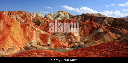 Bildnummer: 53314531  Datum: 26.07.2009  Copyright: imago/Xinhua (090902) -- ZHANGYE (GANSU), Sept. 2, 2009 (Xinhua) -- The file picture taken on July 26, 2009 shows the unique hilly terrain with red rocks and cliffs of the Danxia Landform in the mountainous areas of the Zhangye Geology Park near the city of Zhangye in northwest China s Gansu Province. Danxia Landform belongs to red terrestrial clastic rock landform, which is characterized by its red cliffed scarp. (Xinhua/Fu Chunrong) (xxh) (4)CHINA-GANSU-GEOLOGICAL LANDSCAPE-DANXIA LANDFORM (CN) PUBLICATIONxNOTxINxCHN China Asien Reisen Land Banque D'Images