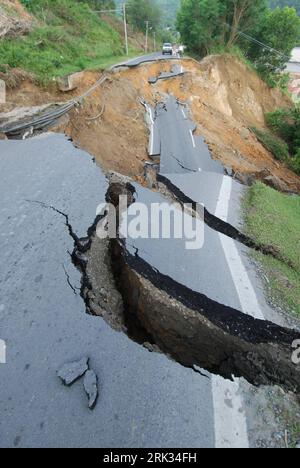 Bildnummer : 53316861 Datum : 03.09.2009 Copyright : imago/Xinhua (090904) -- KOTA KINABALU, 4 septembre 2009 (Xinhua) -- une route effondrée peut être vue près de Kota Kinabalu, capitale de l'État de Sabah dans l'est de la Malaisie, le 3 septembre 2009. Le trafic a été interrompu car l'accident d'effondrement s'est produit jeudi, personne n'a été blessé dans l'accident. (Xinhua) (jl) (2)MALAYSIA-TRAFFIC-ROAD-COLLAPSE PUBLICATIONxNOTxINxCHN Naturkatastrophen Erdrutsch Verkehr Straße kbdig xcb 2009 hoch o00 Asien Bildnummer 53316861 Date 03 09 2009 Copyright Imago XINHUA Kota Kinabalu septembre 4 2009 XINHUA effondré Banque D'Images