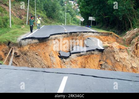 Bildnummer : 53316863 Datum : 03.09.2009 Copyright : imago/Xinhua (090904) -- KOTA KINABALU, 4 septembre 2009 (Xinhua) -- une route effondrée peut être vue près de Kota Kinabalu, capitale de l'État de Sabah dans l'est de la Malaisie, le 3 septembre 2009. Le trafic a été interrompu car l'accident d'effondrement s'est produit jeudi, personne n'a été blessé dans l'accident. (Xinhua) (jl) (3)MALAYSIA-TRAFFIC-ROAD-COLLAPSE PUBLICATIONxNOTxINxCHN Naturkatastrophen Erdrutsch Verkehr Straße kbdig xcb 2009 quer o00 Asien Bildnummer 53316863 Date 03 09 2009 Copyright Imago XINHUA Kota Kinabalu septembre 4 2009 XINHUA effondré Banque D'Images