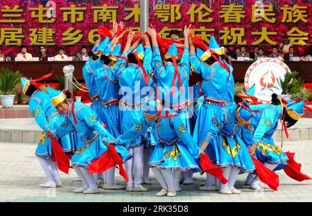 Bildnummer : 53322595 Datum : 06.09.2009 Copyright : imago/Xinhua (090907) -- ZHALANTUN, 7 septembre 2009 (Xinhua) -- des artistes ont présenté un spectacle de danse folklorique lors de la commémoration du 60e anniversaire de la fondation du village du groupe ethnique Nanmu Oroqen, dans la ville de Zhalantun, dans la région autonome de Mongolie intérieure du nord de la Chine, le 6 septembre 2009. Le groupe ethnique Oroqen, l'une des minorités ethniques les moins peuplées de Chine, était principalement des chasseurs connaissant bien le tir à l'arc et l'équitation. Avec l'aide des gouvernements locaux à tous les niveaux, les Oroqens se sont installés au style de vie moderne par un Banque D'Images