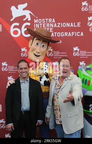 Bildnummer: 53322574  Datum: 06.09.2009  Copyright: imago/Xinhua (090907) -- VENICE, Sept. 7, 2009 (Xinhua) -- Directors Lee Unkrich (L) and John Lasseter (R) pose with a model of their animated films figures during the photocall at the 66th Venice International Film Festival at Venice Lido, on September 6, 2009. The two directors and Brad Bird, Andrew Stanton, Pete Docter are awarded the Golden Lion for Lifetime Achievement of (Xinhua/Wu Wei) (lyi) (2)ITALY-VENICE-INTERNATIONAL FILM FESTIVAL PUBLICATIONxNOTxINxCHN People Film Filmfestival o00 Biennale o00 Venedig kbdig xkg 2009 hoch    Bildnu Stock Photo