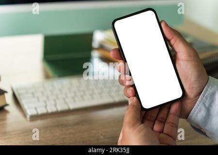 homme d'affaires tenant un smartphone à écran vide mobile avec écran vide blanc pour votre travail de travail de fond de communication de message texte publicitaire Banque D'Images