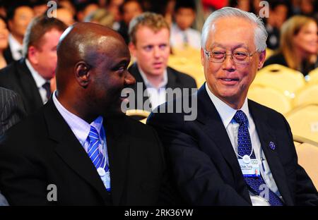 Bildnummer: 53336528  Datum: 10.09.2009  Copyright: imago/Xinhua (090910) -- DALIAN, Sept. 10, 2009 (Xinhua) -- Singaporean Senior Minister Goh Chok Tong (R, front) chats with Arthur Mutambara, Deputy Prime Minister of Zimbabwe, prior to the welcome and opening plenary of the Annual Meeting of the New Champions 2009, or the Summer Davos, in Dalian, northeast China s Liaoning Province, Sept. 10, 2009. (Xinhua/Ren Yong) (ypf) (DAVOS 2009)(6)CHINA-DALIAN-DAVOS-WELCOME AND OPENING PLENARY PUBLICATIONxNOTxINxCHN People Weltwirtschaftsforum World Economic Forum WEF kbdig xmk 2009 quer o0 Politik Stock Photo