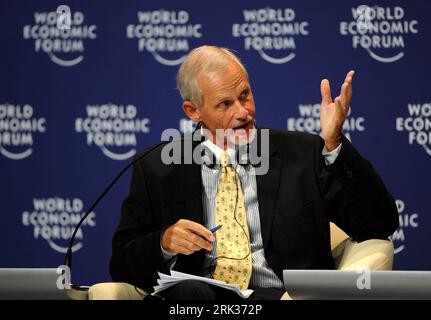 Bildnummer : 53336509 Datum : 10.09.2009 Copyright : imago/Xinhua (090910) -- DALIAN, 10 septembre 2009 (Xinhua) -- Hellmut Schutte, professeur émérite de l'INSEAD, professeur distingué de la China-Europe International Business School (CEIBS), intervient lors d'un forum sur le thème des leçons de gestion de la Grande récession lors de la réunion annuelle des nouveaux Champions 2009, à Dalian, dans la province du Liaoning du nord-est de la Chine, le 10 septembre 2009. (Xinhua/Li Gang) (ypf) (DAVOS 2009)(5)CHINA-DALIAN-DAVOS-FORUM-LESSONS FROM THE GREAT RECESSION PUBLICATIONxNOTxINxCHN People Weltwirtschaftsforum World Economic Forum W Banque D'Images