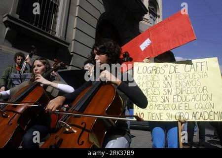 Bildnummer: 53343808  Datum: 11.09.2009  Copyright: imago/Xinhua BUENOS AIRES, Sept. 11, 2009 (Xinhua) -- Members of Teatro Colon Orchestra perform in front of the city council in Buenos Aires, capital of Argentina, to demand the government to raise the budget on culture and art. (Xinhua/Martin Zabala) (msq) (1)ARGENTINA-BUENOS AIRES-DEMOSTRATION-ART PUBLICATIONxNOTxINxCHN Kunst Musik Demo Protest Fördergeld Fördergelder Budget kbdig xdp 2009 quer    Bildnummer 53343808 Date 11 09 2009 Copyright Imago XINHUA Buenos Aires Sept 11 2009 XINHUA Members of Teatro Colon Orchestra perform in Front of Stock Photo