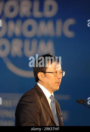 Bildnummer : 53348200 Datum : 11.09.2009 Copyright : imago/Xinhua (090911) -- DALIAN, 11 septembre 2009 (Xinhua) -- le maire par intérim de Dalian Li Wancai s'adresse à une soirée culturelle tenue à Xinghai Square lors de la réunion annuelle des nouveaux Champions 2009 à Dalian, dans la province du Liaoning du nord-est de la Chine, le 11 septembre 2009. Les participants à la réunion se sont réunis ici vendredi soir pour découvrir de fabuleuses variétés de cuisine, du chinois, des spectacles folkloriques intrigants et des effets de lumière fascinants au bord de la mer. (Xinhua/Yao JIANFENG) (ypf) (DAVOS 2009)(9)CHINA-DALIAN-DAVOS-CULTURAL SOIREE PUBLICATIONxNOTxINxCHN people Banque D'Images
