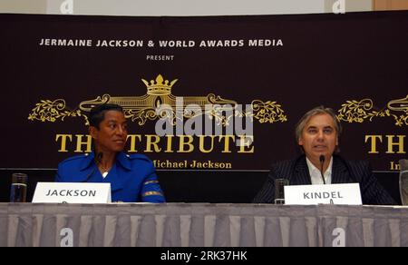 Bildnummer : 53348179 Datum : 11.09.2009 Copyright : imago/Xinhua (090911) -- VIENNE, 11 septembre 2009 (Xinhua) -- Jermaine Jackson, frère de la vedette pop Michael Jackson (à gauche) et Georg Kindel, organisateur de concerts hommage à Michael Jackson, s'adressent à une conférence de presse, Vienne, capitale de l'Autriche, le 11 septembre 2009. L'événement hommage à Michael Jackson prévu à Vienne a été annulé et l'événement sera reporté à Londres l'année prochaine. (Xinhua/Liu Gang) (cy) (1)AUSTRIA-VIENNA-JACKSON-TRIBUTE CONCERT PUBLICATIONxNOTxINxCHN personnes Musik Kbdig xdp 2009 quer premiumd o0 Pressetermin, Pressekonferenz B. Banque D'Images