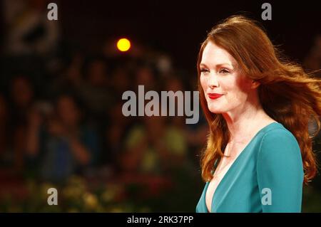 090912 -- VENISE, 12 septembre 2009 Xinhua -- l'actrice américaine Julianne Moore arrive pour la projection du film A Single Man lors du 66e Festival International du film de Venise au Lido de Venise, le 11 septembre 2009. Xinhua photo gj 11IMALY-VENICE-FILM FESTIVAL-A SINGLE MAN PUBLICATIONxNOTxINxCHN Banque D'Images