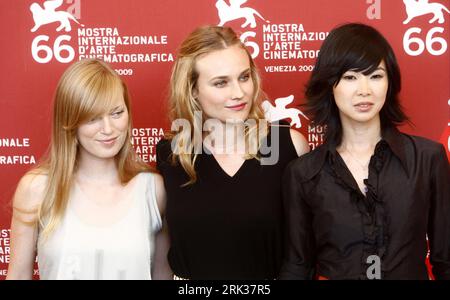 Bildnummer: 53348577  Datum: 11.09.2009  Copyright: imago/Xinhua (090912) -- VENICE, Sep. 12, 2009 (Xinhua) -- Canadian actress Sarah Polley (L), Vietnamese born actress Linh-Dan Pham (R) and German actress Diane Kruger pose during the  for the film Mr. Nobody at the 66th Venice International Film Festival at Venice Lido, Sep.11, 2009. (Xinhua Photo) (gj) (7)ITALY-VENICE-FILM FESTIVAL-MR. NOBODY PUBLICATIONxNOTxINxCHN People Film Pressetermin Filmfestival o00 Biennale o00 kbdig xkg 2009 quer Aufmacher premiumd    Bildnummer 53348577 Date 11 09 2009 Copyright Imago XINHUA  Venice Sep 12 2009 XI Stock Photo