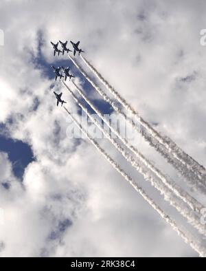 Bildnummer : 53351792 Datum : 13.09.2009 Copyright : imago/Xinhua (090913) -- IBARAKI, 13 septembre 2009 (Xinhua) -- les avions de l'Impulse bleue, une unité de performance de la Force aérienne japonaise d'autodéfense, effectuent un vol acrobatique à la base de Hyakuri dans la préfecture d'Ibaraki, au Japon, le 13 septembre 2009. Le festival de l'aviation organisé par Air Self-Defense Force avec vol acrobatique a attiré quelque 85 000 spectateurs dimanche. (Xinhua/Hua Yi) (jl) (3)JAPAN-AIR SELF-DEFENSE FORCE-PERFORMANCE PUBLICATIONxNOTxINxCHN Militär Japan Flugschau Flugshow kbdig xsp 2009 hoch o0 Flugzeuge, formation, Formationsflug, Luftfahrt, Verke Banque D'Images