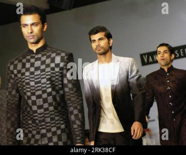 Bildnummer: 53352019  Datum: 13.09.2009  Copyright: imago/Xinhua (090914) -- DELHI, Sept. 14, 2009 (Xinhua) -- Models display the creation of local Indian designers at the Van Huesen India Mens Week in New Delhi, capital of India, on 13 September 2009. (Xinhua/Partha Sarkar)(yc) (2)INDIA-DELHI-MEN S FASHION SHOW PUBLICATIONxNOTxINxCHN Fashion Week Modewoche Indien kbdig xng 2009 quer  o0 Beauty, Modenschau, Herrenmode    Bildnummer 53352019 Date 13 09 2009 Copyright Imago XINHUA  Delhi Sept 14 2009 XINHUA Models Display The Creation of Local Indian Designers AT The van  India Mens Week in New Stock Photo