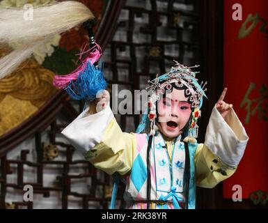 Bildnummer: 53365036  Datum: 15.09.2009  Copyright: imago/Xinhua (090915) -- SUZHOU, Sept. 15, 2009 (Xinhua) -- Shi Wanyu, a 4-year-old girl, performs Kunqu Opera at a theatre in Suzhou, east China s Jiangsu Province, Sept. 15, 2009. The little girl performed Kunqu Opera for the first time on Tuesday since she started to learn the opera more than a month ago, who is quite liked by audience. (Xinhua/Hang Xingwei) (wy) (6)CHINA-JIANGSU-SUZHOU-KID-OPERA PERFORMER (CN) PUBLICATIONxNOTxINxCHN People Peking Oper kurios kbdig xcb 2009 quer o0 Kind Musik    Bildnummer 53365036 Date 15 09 2009 Copyrigh Stock Photo