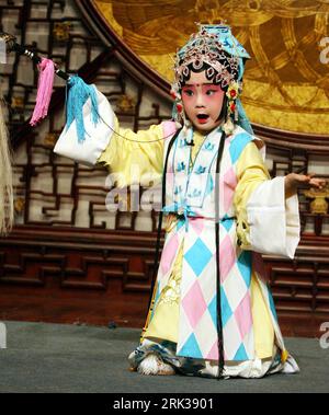 Bildnummer: 53365035  Datum: 15.09.2009  Copyright: imago/Xinhua (090915) -- SUZHOU, Sept. 15, 2009 (Xinhua) -- Shi Wanyu, a 4-year-old girl, performs Kunqu Opera at a theatre in Suzhou, east China s Jiangsu Province, Sept. 15, 2009. The little girl performed Kunqu Opera for the first time on Tuesday since she started to learn the opera more than a month ago, who is quite liked by audience. (Xinhua/Hang Xingwei) (wy) (5)CHINA-JIANGSU-SUZHOU-KID-OPERA PERFORMER (CN) PUBLICATIONxNOTxINxCHN People Peking Oper kurios kbdig xcb 2009 quer o0 Kind Musik o00 Freisteller    Bildnummer 53365035 Date 15 Stock Photo