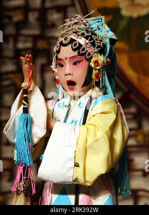 Bildnummer: 53365037  Datum: 15.09.2009  Copyright: imago/Xinhua (090915) -- SUZHOU, Sept. 15, 2009 (Xinhua) -- Shi Wanyu, a 4-year-old girl, performs Kunqu Opera at a theatre in Suzhou, east China s Jiangsu Province, Sept. 15, 2009. The little girl performed Kunqu Opera for the first time on Tuesday since she started to learn the opera more than a month ago, who is quite liked by audience. (Xinhua/Hang Xingwei) (wy) (2)CHINA-JIANGSU-SUZHOU-KID-OPERA PERFORMER (CN) PUBLICATIONxNOTxINxCHN People Peking Oper kurios kbdig xcb 2009 hoch    Bildnummer 53365037 Date 15 09 2009 Copyright Imago XINHUA Stock Photo