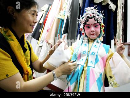 Bildnummer : 53365034 Datum : 15.09.2009 Copyright : imago/Xinhua (090915) -- SUZHOU, 15 septembre 2009 (Xinhua) -- Shi Wanyu, une fillette de 4 ans, pose pour des photos avec son professeur dans la salle des coulisses d'un théâtre à Suzhou, dans la province du Jiangsu de l'est de la Chine, le 15 septembre 2009. La petite fille a joué Kunqu Opera pour la première fois mardi depuis qu’elle a commencé à apprendre l’opéra il y a plus d’un mois, qui est très apprécié du public. (Xinhua/Hang Xingwei) (wy) (1)CHINA-JIANGSU-SUZHOU-KID-OPERA PERFORMER (CN) PUBLICATIONxNOTxINxCHN People Pékin Oper kurios kbdig xcb 2009 quer Bildnummer 53365034 DAT Banque D'Images