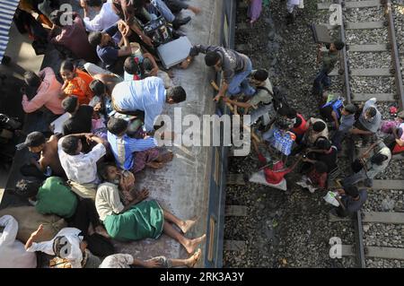 Bildnummer: 53383420  Datum: 19.09.2009  Copyright: imago/Xinhua (090919) -- DHAKA, Sept. 19, 2009 (Xinhua) -- Homebound try to get on a train at a railway station in Dhaka, capital of Bangladesh, Sept. 19, 2009, ahead of the Eid al-Fitr, the biggest religious festival for Muslims. According to a local daily newspaper, at least 40 millionin Bangladesh are going home this year to celebrate the holiday with their families. The festival which starts Sunday marking the end of the fasting month Ramadan. (Xinhua/Qamruzzaman) (zhs) (3)BANGLADESH-DHAKA-MUSLIMS-EID PUBLICATIONxNOTxINxCHN Fotostory Reis Stock Photo