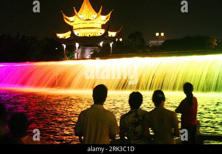 Bildnummer : 53428323 Datum : 24.09.2009 Copyright : imago/Xinhua (090925) -- SUZHOU, 25 septembre 2009 (Xinhua) -- les citoyens locaux apprécient la cascade brillante qui coule de couleur, une cascade artificielle nouvellement installée qui mesure 2 mètres de haut et 80 de long, qui rayonne avec éclat magique pour renforcer l'atmosphère du festival, à Panmen Gate de la rivière de boucle intérieure de Suzhou City, à Suzhou, dans la province de Jiangsu de l'est de la Chine, le 24 septembre 2009. (Xinhua/Wang Jianzhong) (px) (2)CHINA-JIANGSU-ARTIFICIAL WATERFALL-EFFULGENCE(CN) PUBLICATIONxNOTxINxCHN Objekte Reise China Asien Kbdig xdp 2009 quer o0 Abend Beleu Banque D'Images