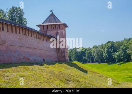 Novgorod Kremlin du 11e siècle, murs 14 cent, mur défensif, fossé Banque D'Images