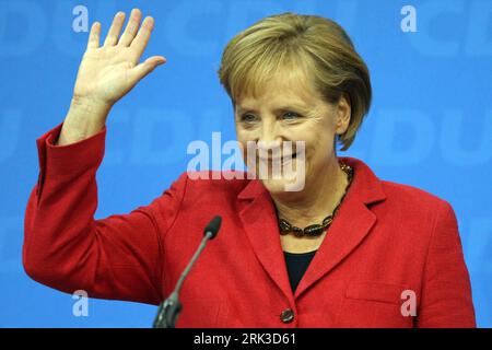 Bildnummer : 53442635 Datum : 27.09.2009 Copyright : imago/Xinhua (090927) -- BERLIN, 27 septembre 2009 (Xinhua) -- la chancelière allemande Angela Merkel, chef du parti conservateur de l'Union chrétienne-démocrate (CDU), fait signe aux partisans après les premières élections générales allemandes au siège de la CDU à Berlin le 27 septembre 2009. Le parti de Merkel, les Démocrates-Chrétiens (CDU/CSU) et son partenaire préféré, les Démocrates libres (FDP), ont remporté conjointement 48,3 % des voix aux élections législatives de dimanche, assurant aux deux partis de remporter une majorité claire pour former un nouveau gouvernement de coalition, scrutin de sortie Banque D'Images