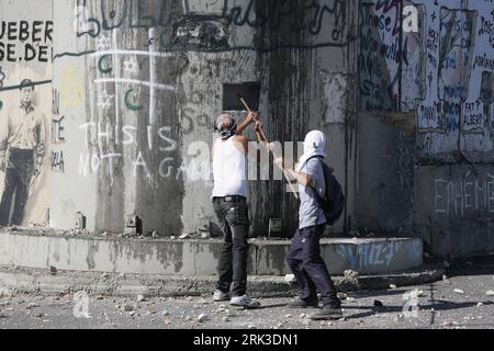 Bildnummer: 53453635  Datum: 28.09.2009  Copyright: imago/Xinhua (090928) -- BETHLEHEM, Sept. 28, 2009 (Xinhua) -- Palestinian youths use an iron bar to break the window of an Israeli watch tower at Rachel s Tomb in the West Bank city of Bethlehem Sept. 28, 2009. Clashes erupted after a visit by a Jewish group to the Al-Aqsa compound (known to Jews as the Temple Mount), holy to both Jews and Muslims, in Jerusalem s Old City. (Xinhua/Luay Sababa) (3)PALESTINE-BETHLEHEM-CLASH PUBLICATIONxNOTxINxCHN Unruhen Proteste premiumd kbdig xkg 2009 quer o0 Politik Ausschreitungen    Bildnummer 53453635 Da Stock Photo