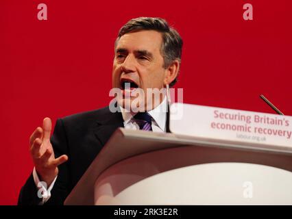 Bildnummer: 53458436  Datum: 29.09.2009  Copyright: imago/Xinhua (090930) -- BRIGHTON, Sept. 30, 2009 (Xinhua) -- British Prime Minister Gordon Brown delivers a speech at the annual Labour Party Conference in Brighton, Britain, on September 29, 2009. Brown delivered a speech here on Tuesday addressing the interior and foreign policies of the Labour government in an attempt to reverse the difficult situation in polls and the local elections in June. The United Kingdom s ruling Labour Party are holding their five-day autumn conference in Brighton from Sept 27 to Oct. 1 to prepare for the general Stock Photo