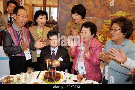 Bildnummer: 53467781  Datum: 30.09.2009  Copyright: imago/Xinhua (090930) -- SEOUL, Sep. 30, 2009 (Xinhua) -- Choi Byung-o (R3, front) from the Democratic People s Republic of Korea (DPRK) celebrates his birthday with his brothers and sisters from South Korea during a temporary family reunion at Kumgangsan hotel on the DPRK s east coast, Sept. 30, 2009. A group of 431 South Koreans met their long-lost relatives in the DPRK on Tuesday here during the second segment of ongoing family reunions. (Xinhua/Newsis) (lyi) (3)DPRK-KUMGANG-SEPARATED FAMILY MEMBERS-MEETING PUBLICATIONxNOTxINxCHN People Po Stock Photo