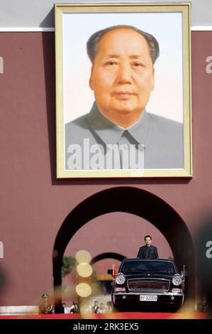 PÉKIN, 1 octobre 2009 (Xinhua) -- Hu Jintao, secrétaire général du Comité central du Parti communiste chinois, président chinois et président de la Commission militaire centrale, se rend en voiture pour inspecter les troupes de l Armée populaire de libération chinoise afin de participer à un défilé militaire pour célébrer le 60e anniversaire de la fondation de la République populaire de Chine, dans le centre de Beijing, capitale de la Chine, le 1 octobre 2009. (Xinhua/Yang Lei) (lyi) PUBLICATIONxNOTxINxCHN Banque D'Images