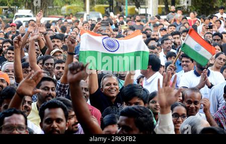 Bengaluru, Inde. 23 août 2023. Les gens célèbrent en regardant une retransmission en direct de l'atterrissage de Chandrayaan-3 sur la surface lunaire à Bengaluru, en Inde, le 23 août 2023. La Moon Mission-3 de l'Inde, ou Chandrayaan-3, a atterri sur la surface lunaire vers 18:04 h (1234 h GMT) mercredi, a déclaré l'Organisation indienne de recherche spatiale (ISRO). Crédit : Str/Xinhua/Alamy Live News Banque D'Images